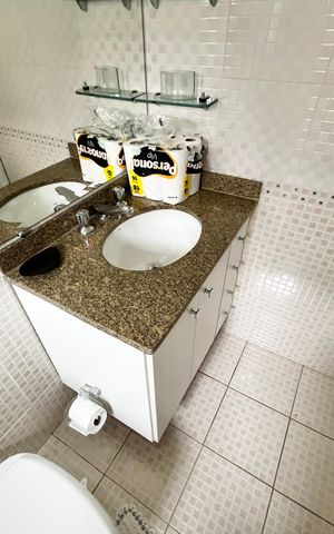Casa à venda com 317m², 4 quartos e 4 vagas Casa à venda com 317m², 4 quartos e 4 vagasBanheiro da Suíte 2
