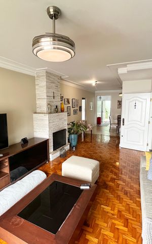 Casa à venda com 317m², 4 quartos e 4 vagas Casa à venda com 317m², 4 quartos e 4 vagasSala