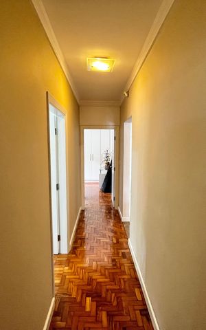 Casa à venda com 317m², 4 quartos e 4 vagas Casa à venda com 317m², 4 quartos e 4 vagasCorredor