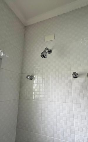 Casa à venda com 317m², 4 quartos e 4 vagas Casa à venda com 317m², 4 quartos e 4 vagasBanheiro da Suíte 2