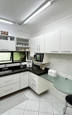 Casa à venda com 317m², 4 quartos e 4 vagas Casa à venda com 317m², 4 quartos e 4 vagasCozinha