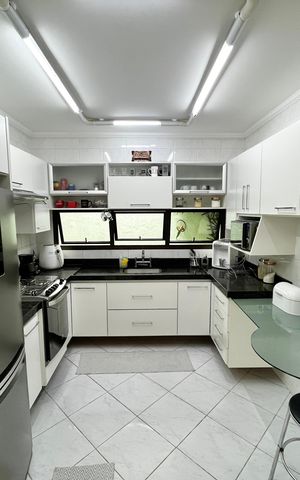 Casa à venda com 317m², 4 quartos e 4 vagas Casa à venda com 317m², 4 quartos e 4 vagasCozinha