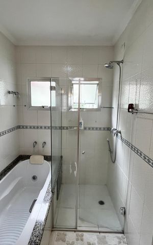 Casa à venda com 317m², 4 quartos e 4 vagas Casa à venda com 317m², 4 quartos e 4 vagasBanheiro da Suíte 1