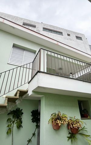 Casa à venda com 317m², 4 quartos e 4 vagas Casa à venda com 317m², 4 quartos e 4 vagasEscada