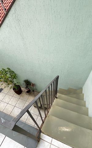 Casa à venda com 317m², 4 quartos e 4 vagas Casa à venda com 317m², 4 quartos e 4 vagasEscada