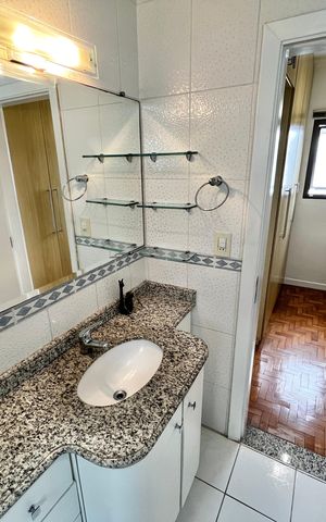 Casa à venda com 317m², 4 quartos e 4 vagas Casa à venda com 317m², 4 quartos e 4 vagasBanheiro da Suíte 1