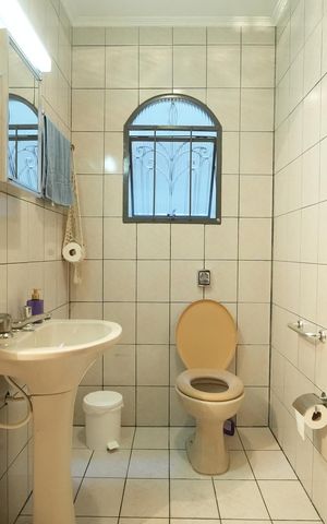 Casa à venda com 196m², 3 quartos e 2 vagasBanheiro Social