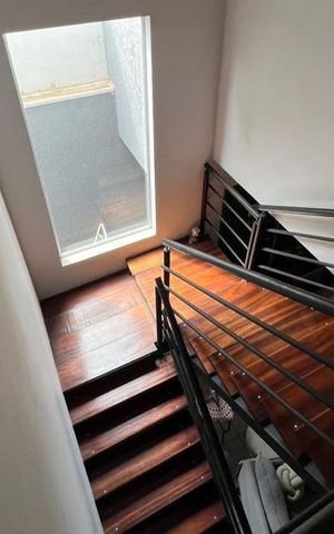 Casa à venda com 160m², 3 quartos e 3 vagasEscadas