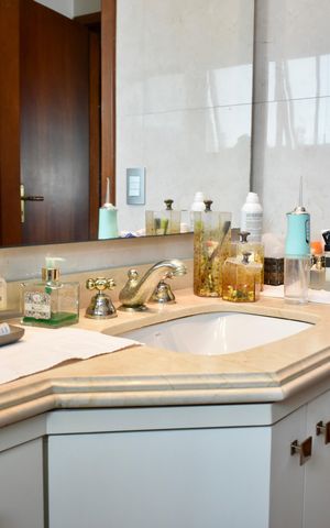 Apartamento à venda com 230m², 3 quartos e 4 vagas Apartamento à venda com 230m², 3 quartos e 4 vagasBanheiro da Suíte 1