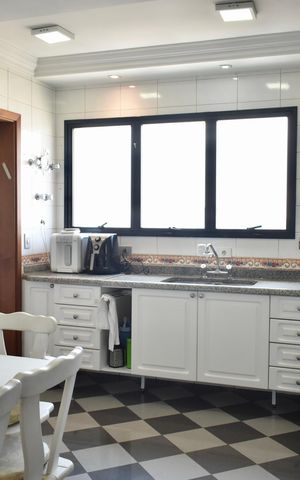 Apartamento à venda com 230m², 3 quartos e 4 vagas Apartamento à venda com 230m², 3 quartos e 4 vagasCozinha