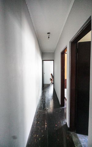 Casa à venda com 220m², 4 quartos e 3 vagas Casa à venda com 220m², 4 quartos e 3 vagasCorredor