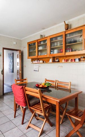 Casa à venda com 220m², 4 quartos e 3 vagas Casa à venda com 220m², 4 quartos e 3 vagasCozinha