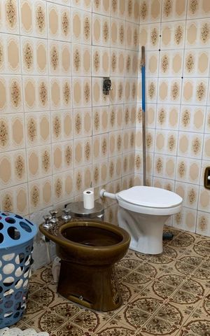 Casa à venda com 300m², 2 quartos e 2 vagas Casa à venda com 300m², 2 quartos e 2 vagasBanheiro