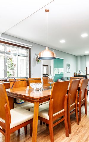 Casa à venda com 300m², 3 quartos e 2 vagas Casa à venda com 300m², 3 quartos e 2 vagasSala