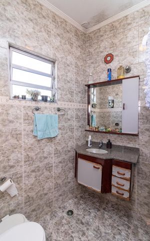 Casa à venda com 240m², 4 quartos e 2 vagasBanheiro