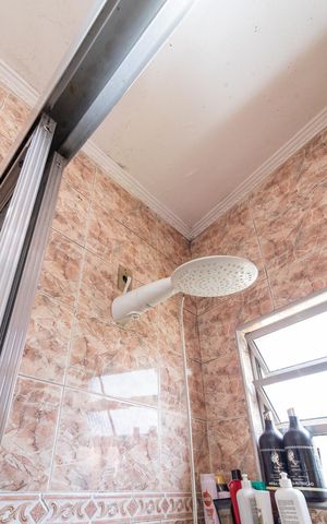 Casa à venda com 240m², 4 quartos e 2 vagasBanheiro da Suíte