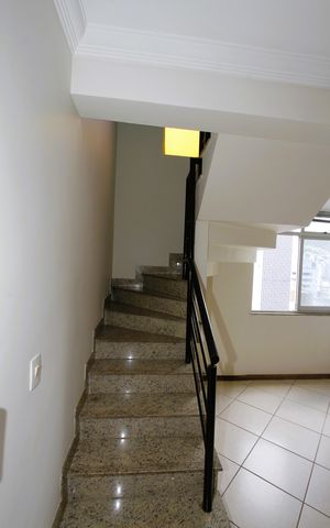 Apartamento à venda com 240m², 4 quartos e 2 vagasescada