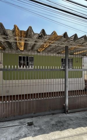 Casa à venda com 110m², 2 quartos e 2 vagas Casa à venda com 110m², 2 quartos e 2 vagasFachada