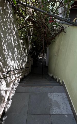 Casa à venda com 110m², 2 quartos e 2 vagas Casa à venda com 110m², 2 quartos e 2 vagasEscada