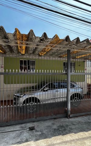 Casa à venda com 110m², 2 quartos e 2 vagas Casa à venda com 110m², 2 quartos e 2 vagasFachada