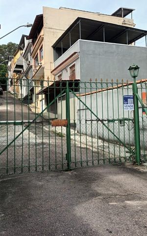 Casa de condomínio à venda com 155m², 3 quartos e 10 vagas Casa de condomínio à venda com 155m², 3 quartos e 10 vagasFachada