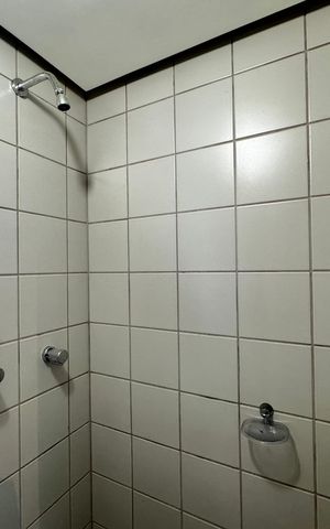Apartamento à venda com 141m², 4 quartos e 3 vagas Apartamento à venda com 141m², 4 quartos e 3 vagasCozinha e Área de Serviço - Banheiro