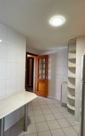 Apartamento à venda com 141m², 4 quartos e 3 vagas Apartamento à venda com 141m², 4 quartos e 3 vagasCozinha e Área de Serviço