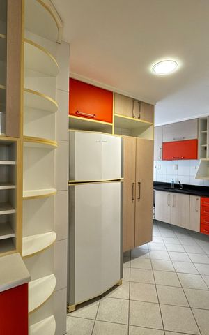 Apartamento à venda com 141m², 4 quartos e 3 vagas Apartamento à venda com 141m², 4 quartos e 3 vagasCozinha e Área de Serviço