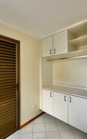 Apartamento à venda com 141m², 4 quartos e 3 vagas Apartamento à venda com 141m², 4 quartos e 3 vagasCozinha e Área de Serviço - Quarto