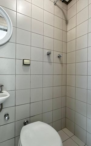 Apartamento à venda com 141m², 4 quartos e 3 vagas Apartamento à venda com 141m², 4 quartos e 3 vagasCozinha e Área de Serviço - Banheiro