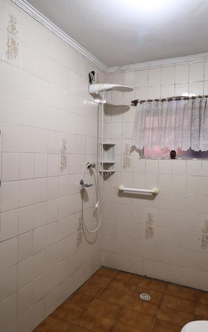 Casa à venda com 180m², 3 quartos e 2 vagas Casa à venda com 180m², 3 quartos e 2 vagasBanheiro