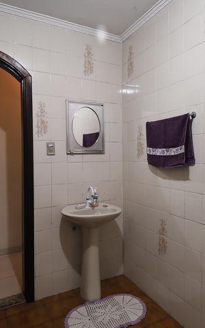 Casa à venda com 180m², 3 quartos e 2 vagas Casa à venda com 180m², 3 quartos e 2 vagasBanheiro