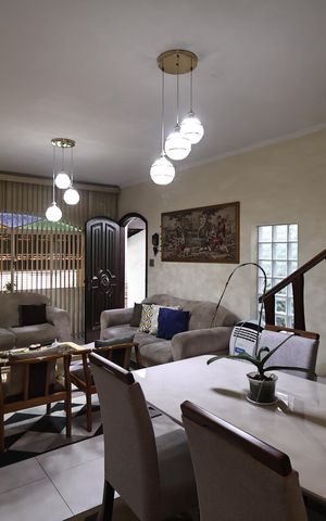 Casa à venda com 180m², 3 quartos e 2 vagas Casa à venda com 180m², 3 quartos e 2 vagasSala