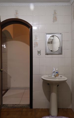Casa à venda com 180m², 3 quartos e 2 vagas Casa à venda com 180m², 3 quartos e 2 vagasBanheiro