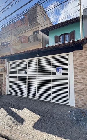 Casa à venda com 180m², 3 quartos e 2 vagas Casa à venda com 180m², 3 quartos e 2 vagasFachada + plaquinha