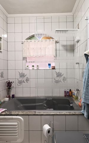 Casa à venda com 180m², 3 quartos e 2 vagas Casa à venda com 180m², 3 quartos e 2 vagasBanheiro 2