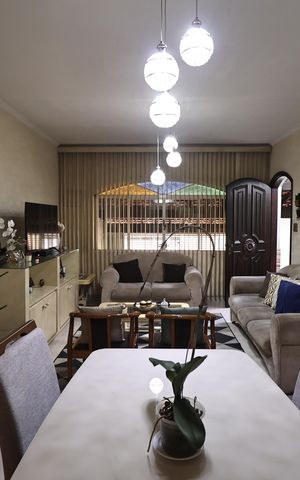 Casa à venda com 180m², 3 quartos e 2 vagas Casa à venda com 180m², 3 quartos e 2 vagasSala