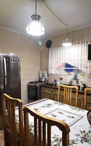 Casa à venda com 180m², 3 quartos e 2 vagas Casa à venda com 180m², 3 quartos e 2 vagasCozinha
