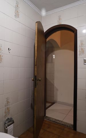 Casa à venda com 180m², 3 quartos e 2 vagas Casa à venda com 180m², 3 quartos e 2 vagasBanheiro