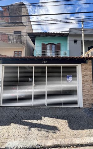 Casa à venda com 180m², 3 quartos e 2 vagas Casa à venda com 180m², 3 quartos e 2 vagasFachada + plaquinha