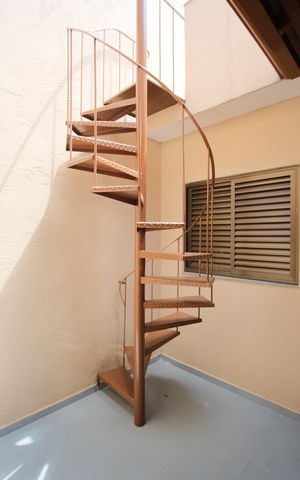 Casa à venda com 252m², 4 quartos e 4 vagasEscada para o terraço