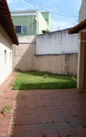 Casa à venda com 220m², 3 quartos e 7 vagas Casa à venda com 220m², 3 quartos e 7 vagasÁrea Externa