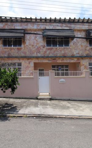 Casa à venda com 171m², 5 quartos e 1 vagaFachada da casa
