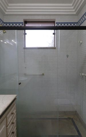 Casa para alugar com 610m², 4 quartos e 5 vagas Casa para alugar com 610m², 4 quartos e 5 vagasBanheiro da Suíte 1