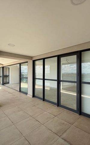 Apartamento à venda com 270m², 4 quartos e 4 vagas Apartamento à venda com 270m², 4 quartos e 4 vagasVaranda