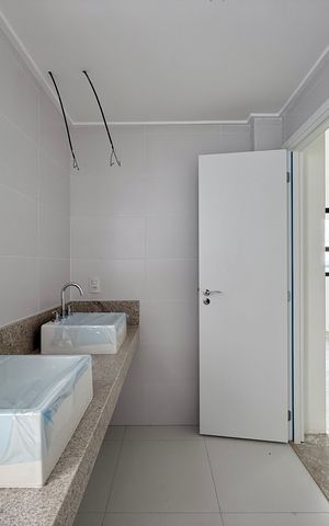 Apartamento à venda com 270m², 4 quartos e 4 vagas Apartamento à venda com 270m², 4 quartos e 4 vagasBanheiro Suíte 1