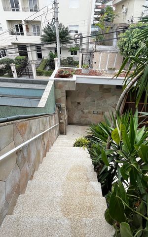 Casa à venda com 162m², 2 quartos e 3 vagasEscada