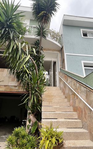 Casa à venda com 162m², 2 quartos e 3 vagasEscada