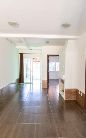 Casa à venda com 71m², 2 quartos e 2 vagas Casa à venda com 71m², 2 quartos e 2 vagasSala