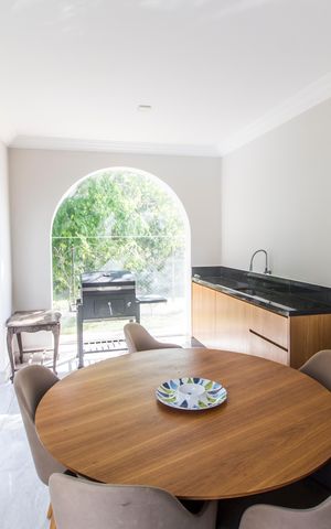 Casa de condomínio à venda com 645m², 4 quartos e 3 vagas Casa de condomínio à venda com 645m², 4 quartos e 3 vagasÁrea Externa